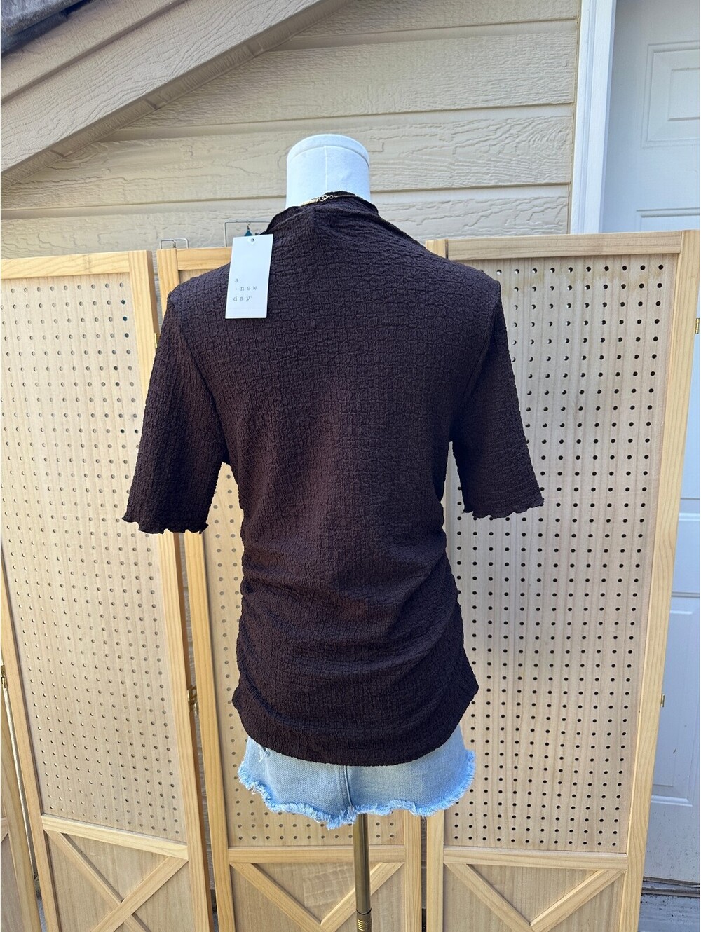 A New Day Brown Textured Mock Neck Top Womens M Ruched Stretch NWT Short Sleeve - Picture 3 of 6